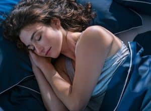 SLEEP SYNCING FOR BETTER QUALITY SLEEP: PRETTY WOMAN SLEEPING IN BED